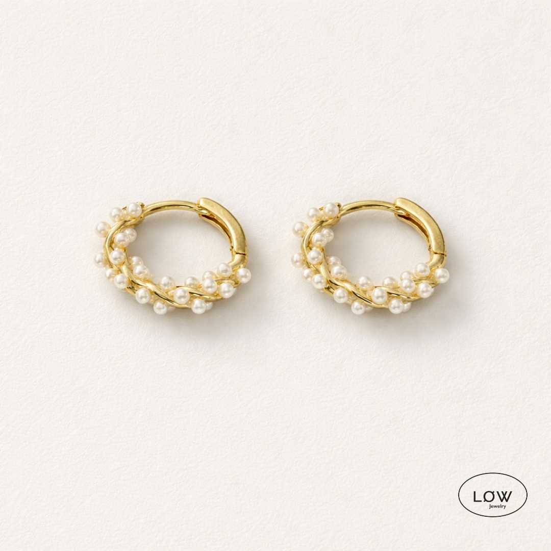 Perla Twist Hoop Earrings Gold fra LØW Jewelry øreringer