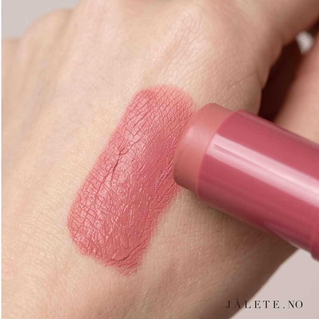 Kremet og byggbar blush i stick fra Pierre René. Velg 03 Pink Nectar eller 04 Blush Mauve. Vegansk, silkemyk og enkel å påføre.