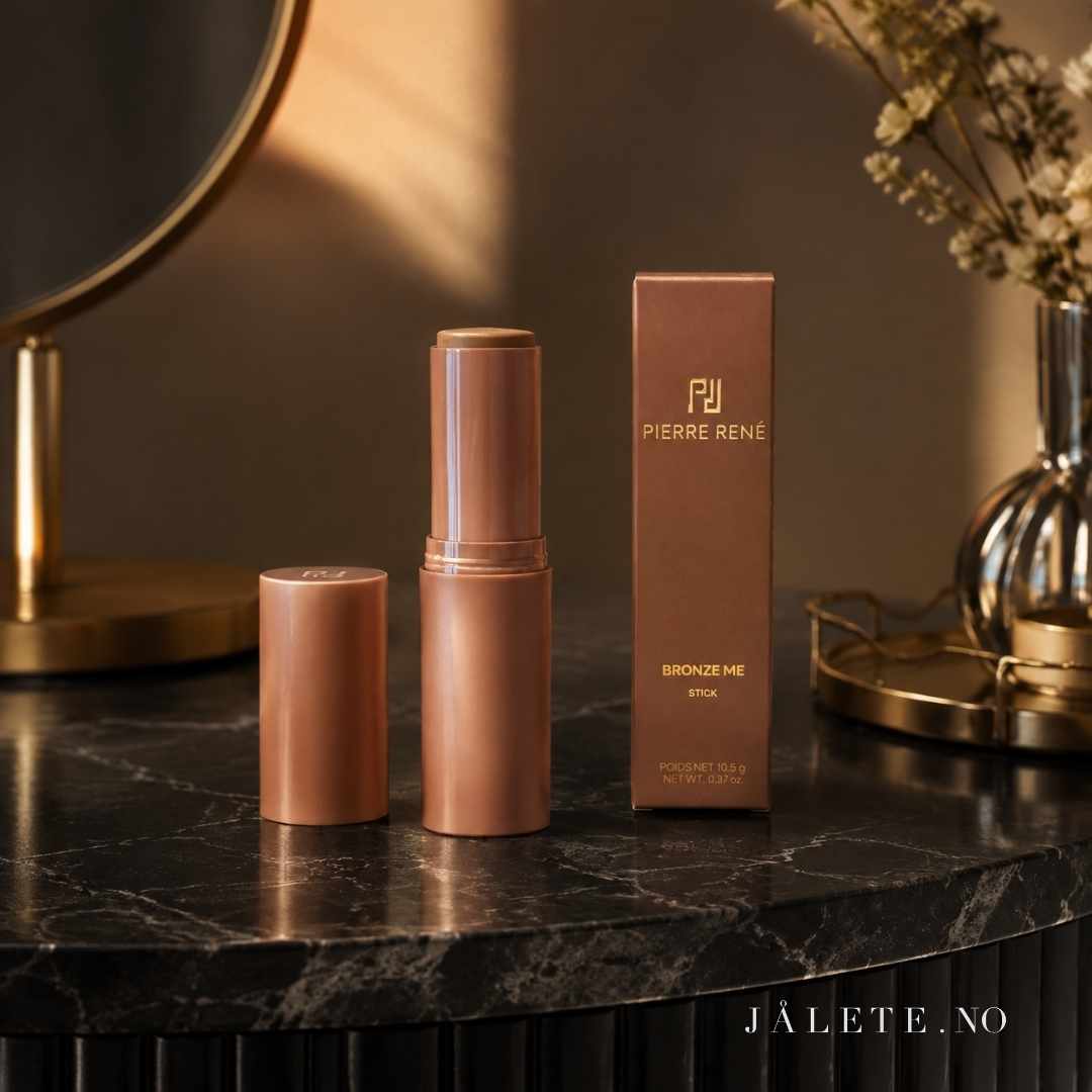 Pierre René Creamy Stick Bronze Me er en vegansk bronzer stick med kremet konsistens som gir naturlig varme, definisjon og en jevn, frisk finish.