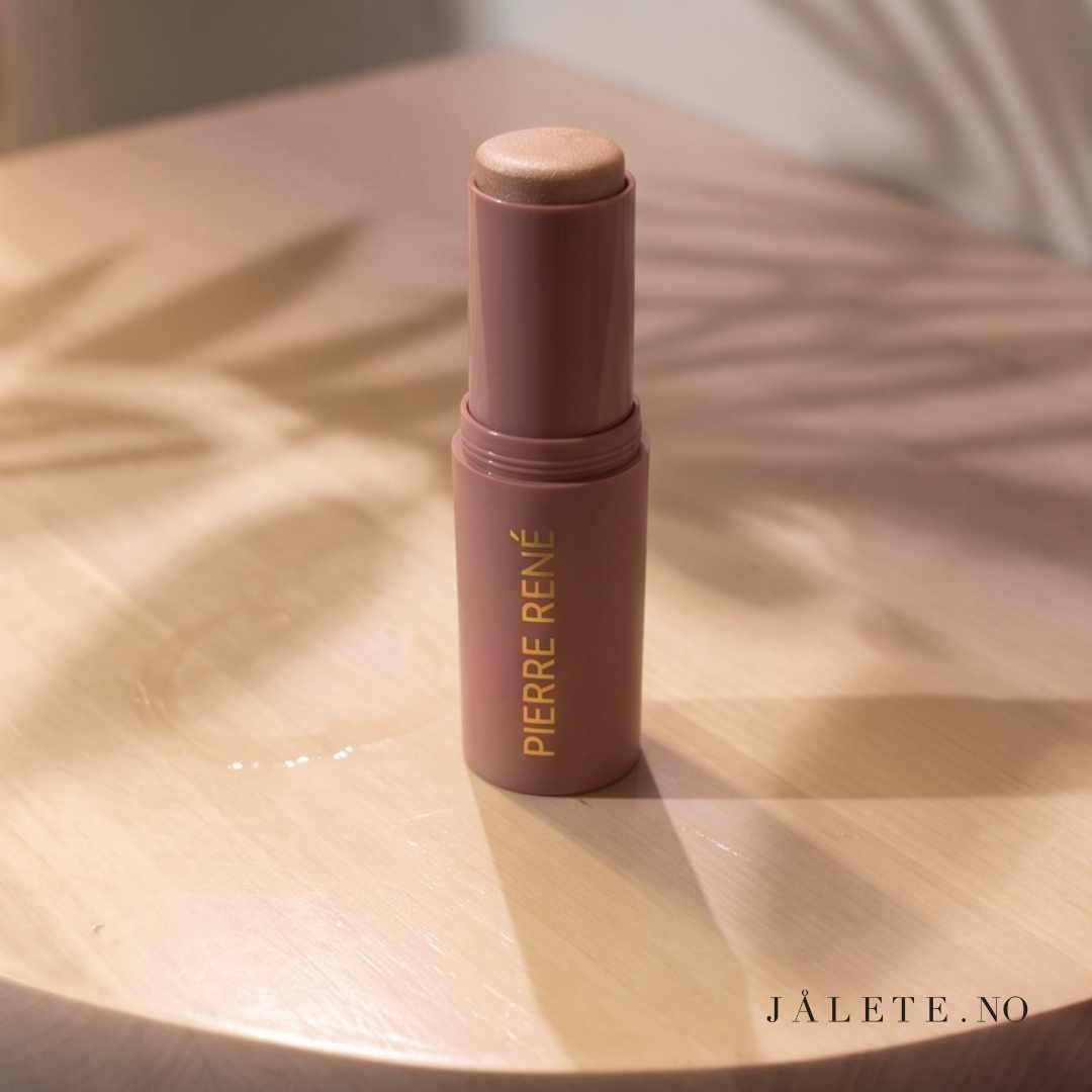Pierre René Creamy Stick Bronze Me er en vegansk bronzer stick med kremet konsistens som gir naturlig varme, definisjon og en jevn, frisk finish.