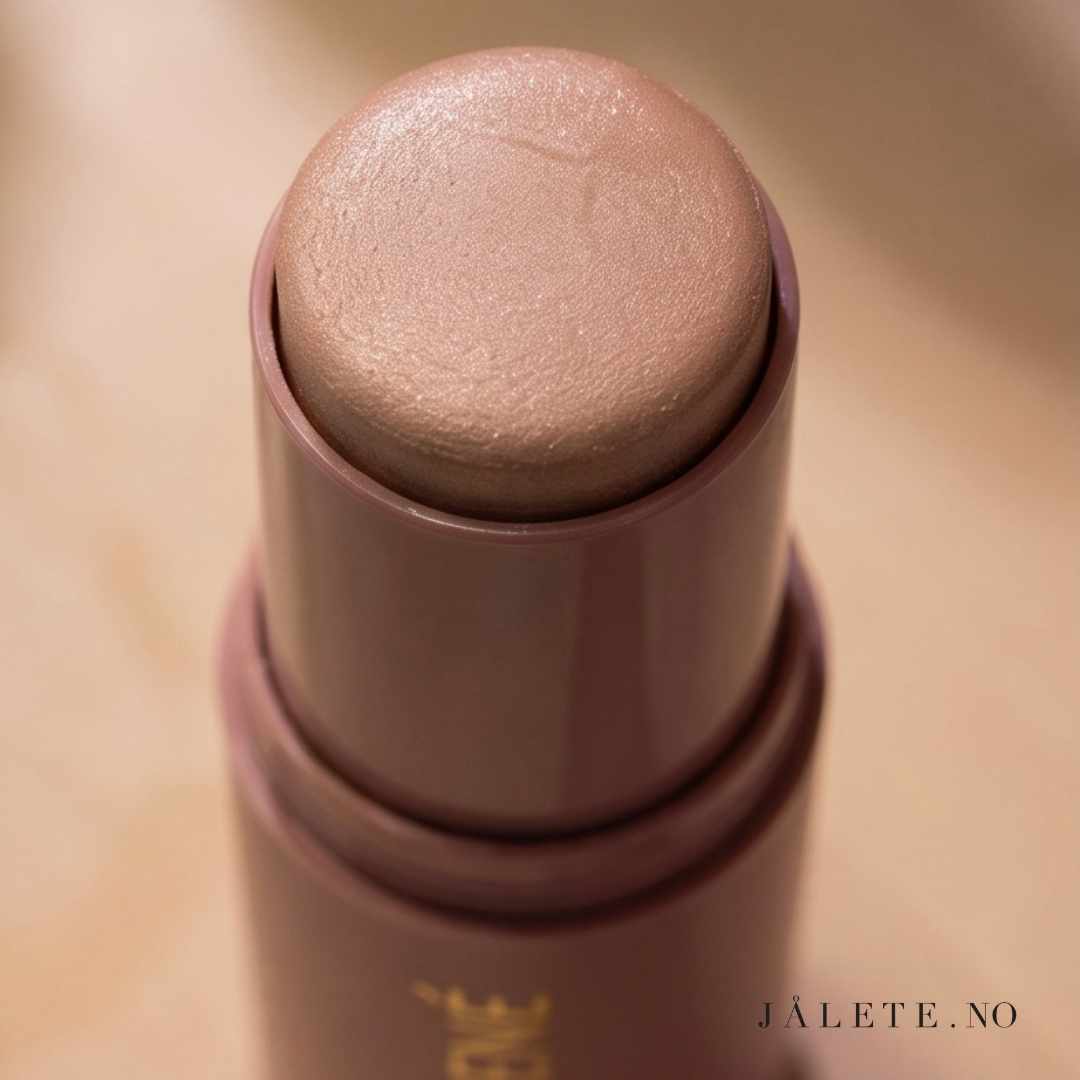 Pierre René Creamy Stick Bronze Me er en vegansk bronzer stick med kremet konsistens som gir naturlig varme, definisjon og en jevn, frisk finish.