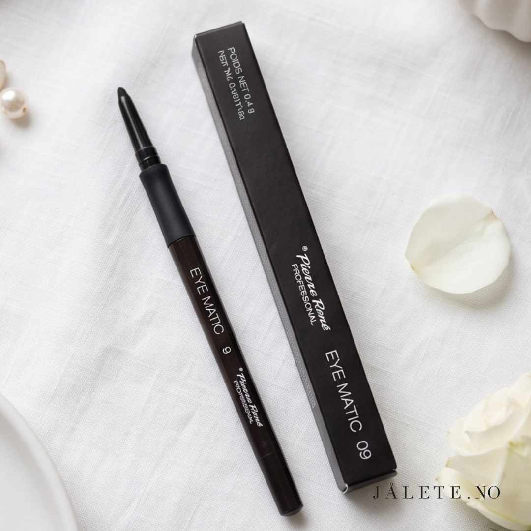 Pierre René Eye Matic er en tårefast eyeliner og kajal med intens farge og lang holdbarhet. Velg mellom 09 Brown og 07 Purple hos Jålete.no.