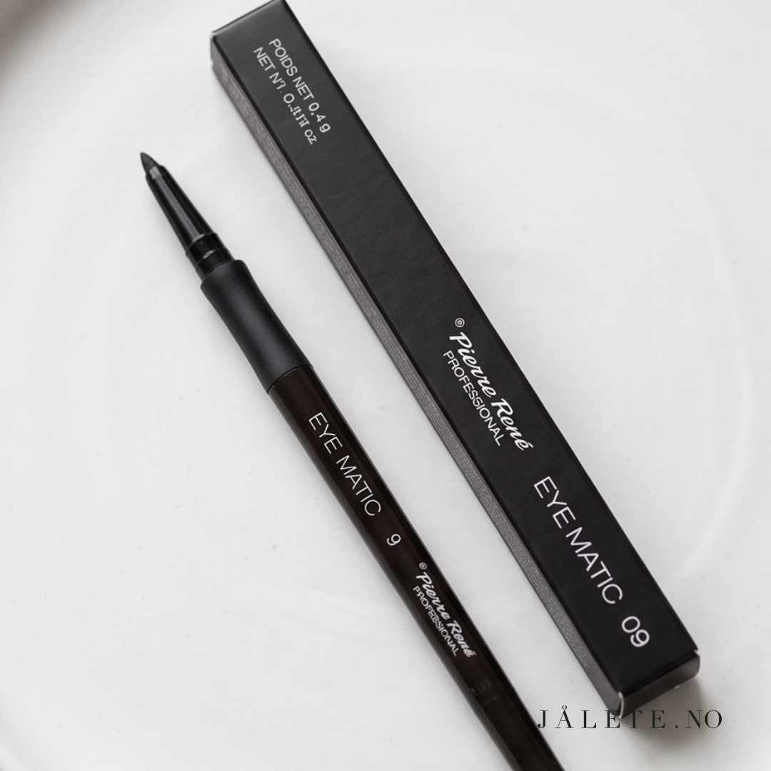 Pierre René Eye Matic er en tårefast eyeliner og kajal med intens farge og lang holdbarhet. Velg mellom 09 Brown og 07 Purple hos Jålete.no.
