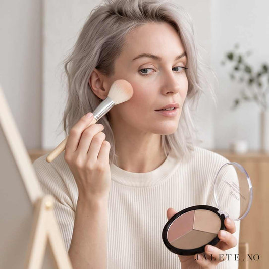 Multifunksjonell contouring-palett med bronzer, blush og highlighter. Høyt pigmentert, lett å blende og svært drøy. Made in EU.
