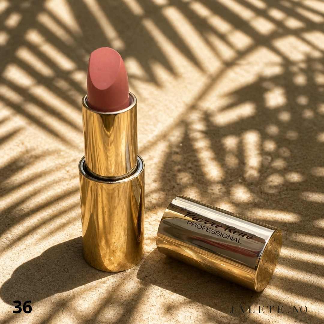 Pierre René Royal Mat er en silkematt leppestift med høy pigmentering. Lett å påføre, silkemyk på leppene og gir et elegant, velpleid resultat.
