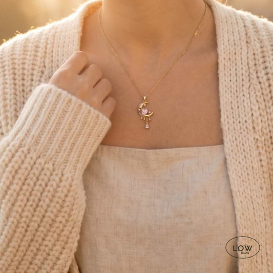 Smykke Pink Moon Heart Necklace Gold halssmykke LØW Jewelry