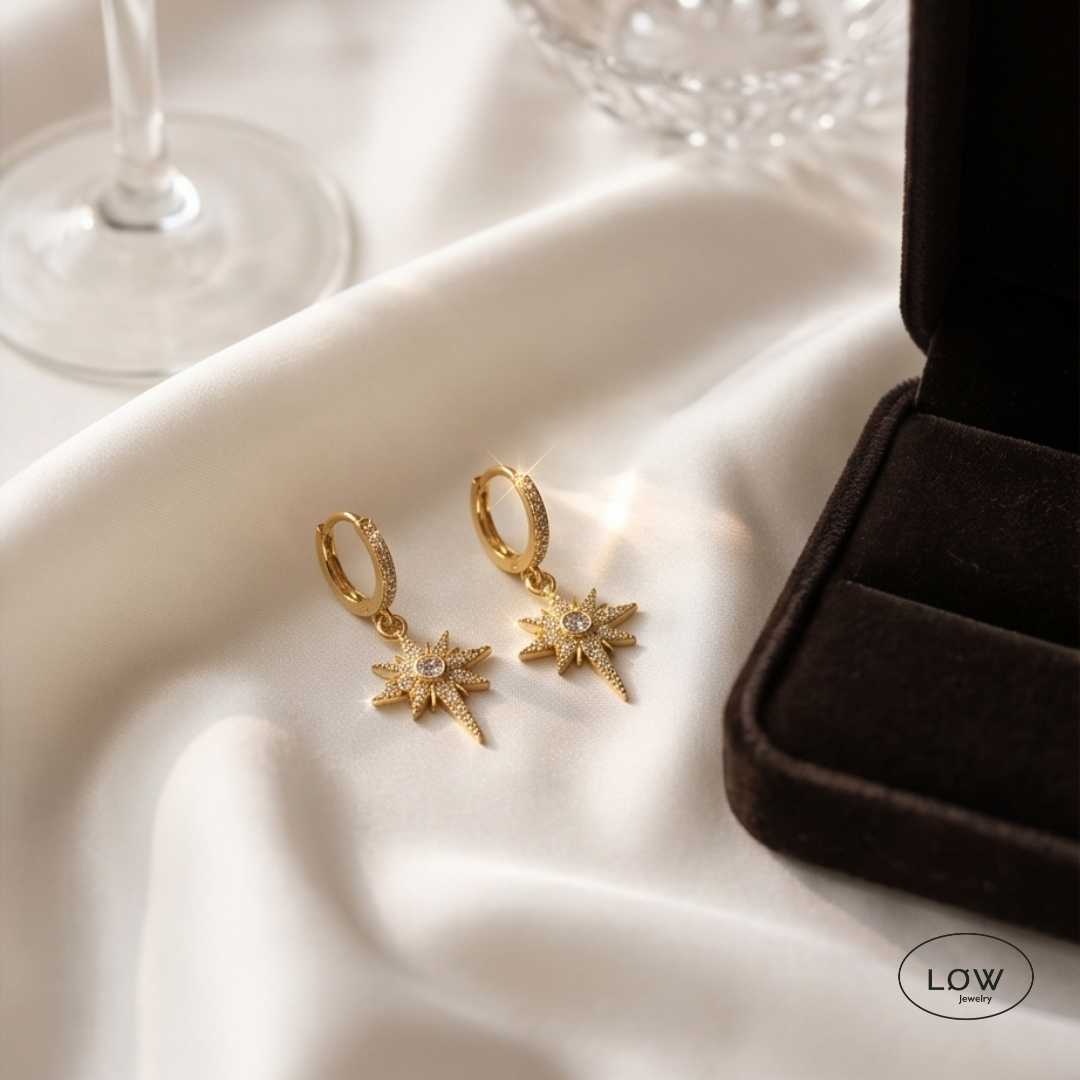Polaris Star Charm Hoop Earrings Gold fra LØW Jewelry øreringer