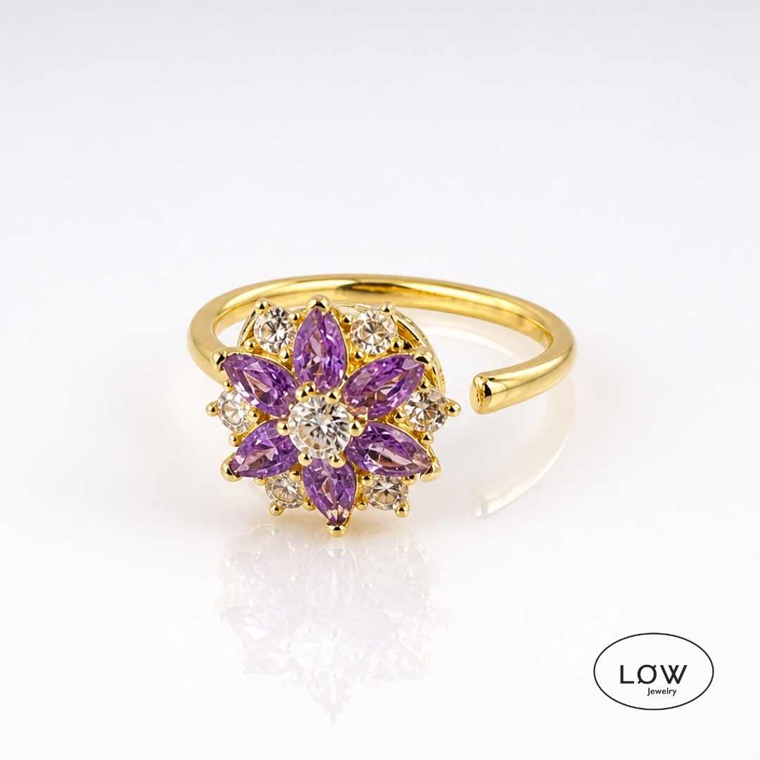 Gullfarget stressring med roterbar blomst, Clear og Purple Cubic Zirconia. Justerbar Open Ring i copper fra LØW Jewelry hos Jålete.no.