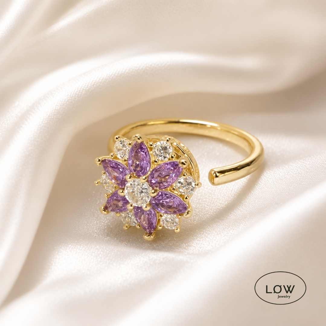 Gullfarget stressring med roterbar blomst, Clear og Purple Cubic Zirconia. Justerbar Open Ring i copper fra LØW Jewelry hos Jålete.no.
