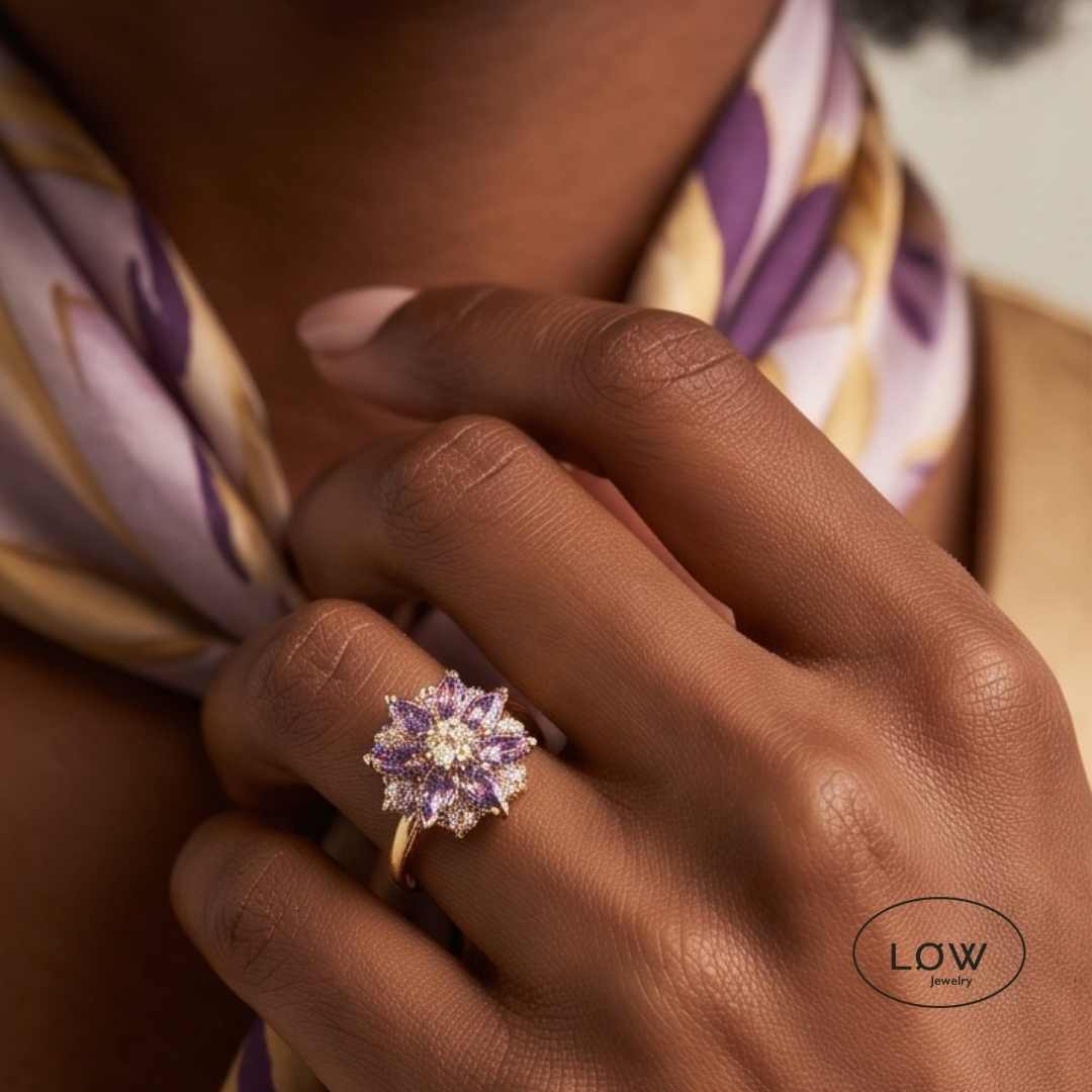Gullfarget stressring med roterbar blomst, Clear og Purple Cubic Zirconia. Justerbar Open Ring i copper fra LØW Jewelry hos Jålete.no.