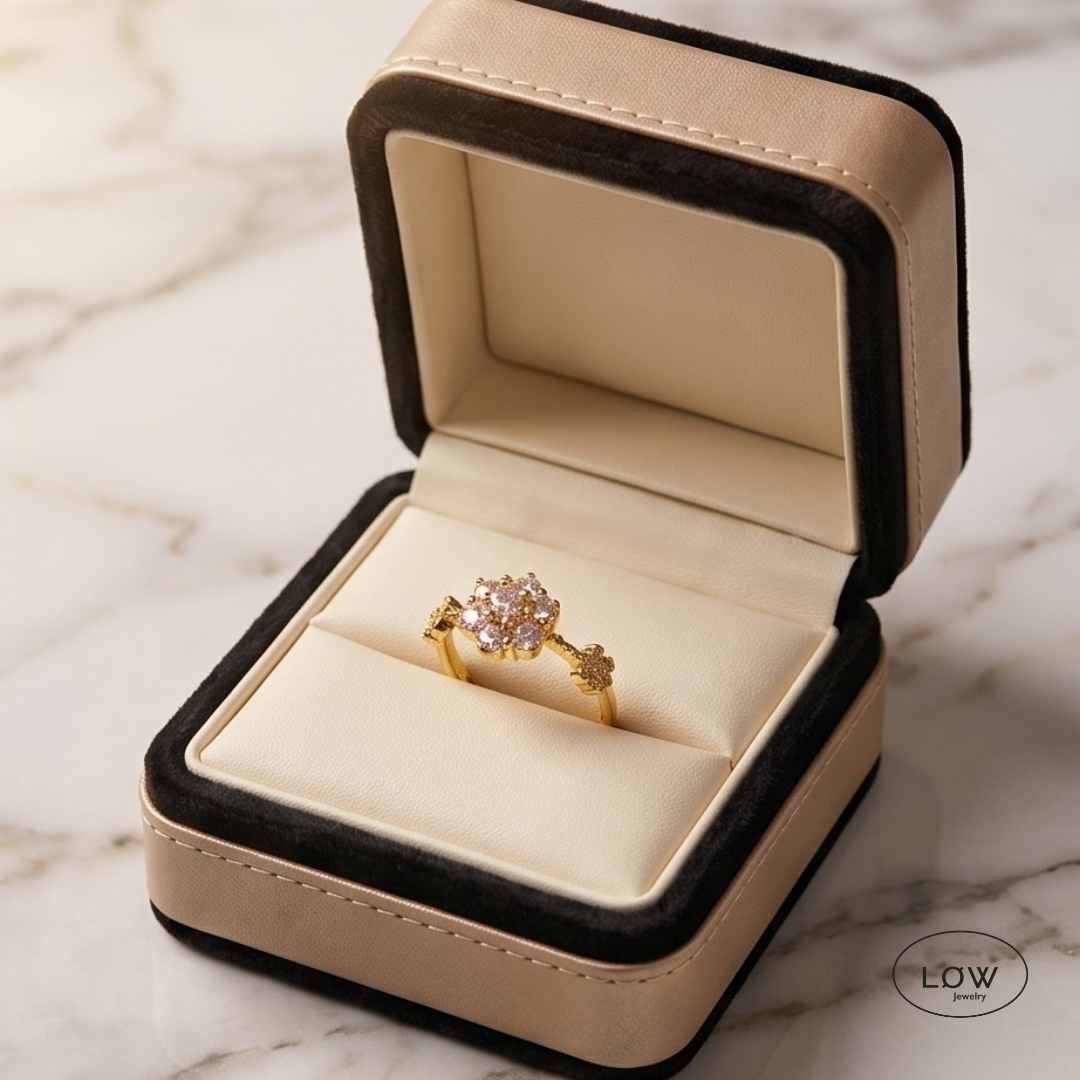 Romantic Flower Adjustable Ring Gold fra LØW Jewelry justerbare open rings med zircon stener