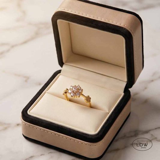 Romantic Flower Adjustable Ring Gold fra LØW Jewelry justerbare open rings med zircon stener