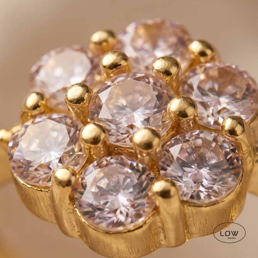 Romantic Flower Adjustable Ring Gold fra LØW Jewelry justerbare open rings med zircon stener