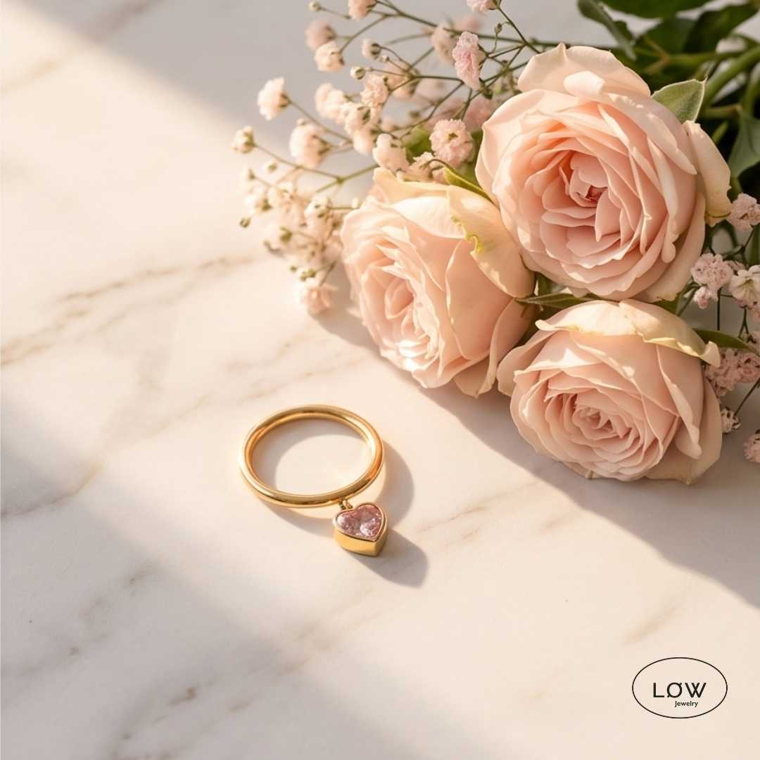 Rosalie Heart Charm Ring fra LØW Jewelry stainless steel platet 18K gold