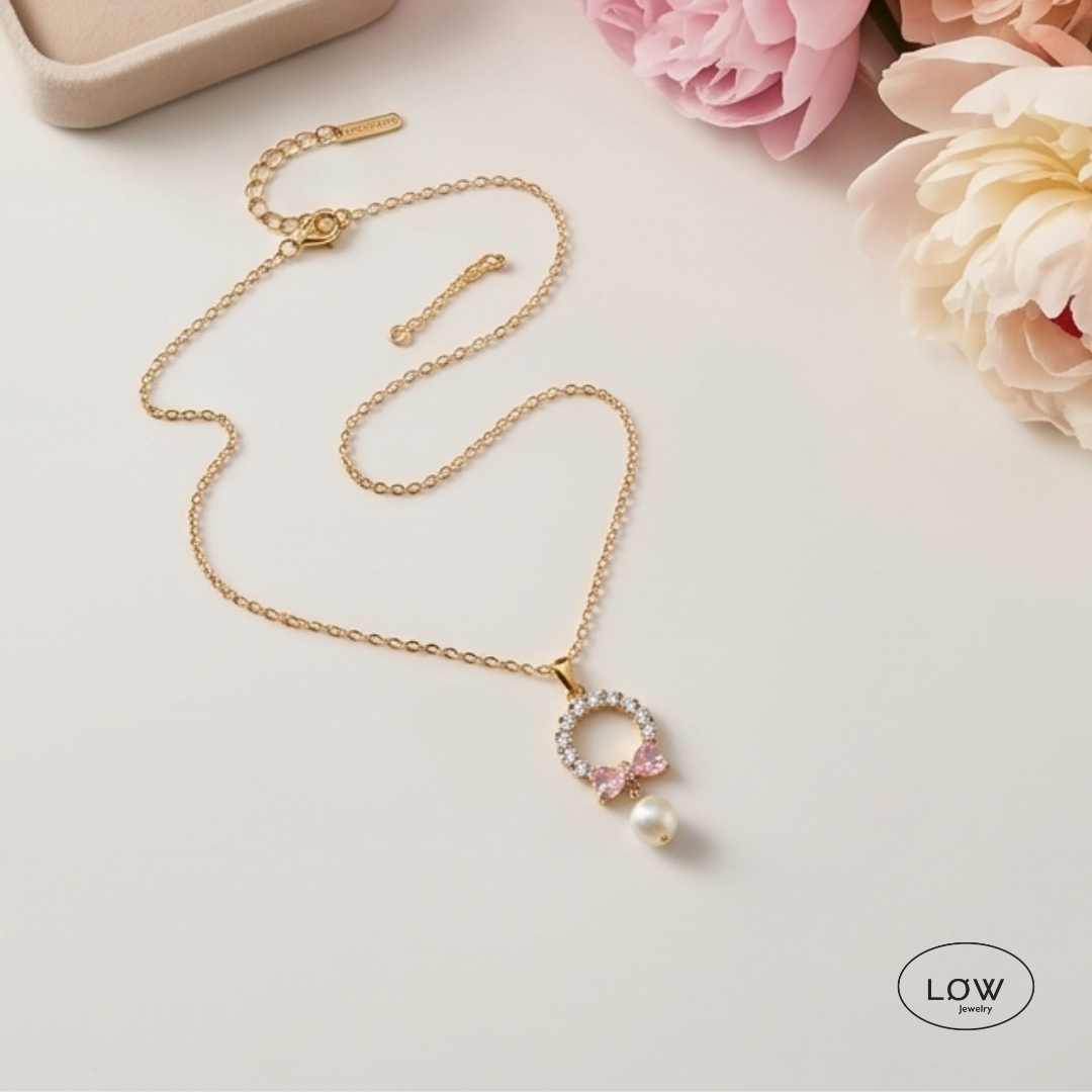 Rosalie Pearl Bow Necklace Gold fra LØW Jewelry halssmykke