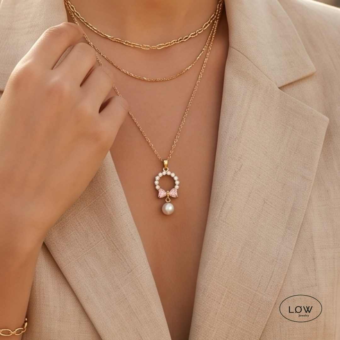 Rosalie Pearl Bow Necklace Gold fra LØW Jewelry halssmykke