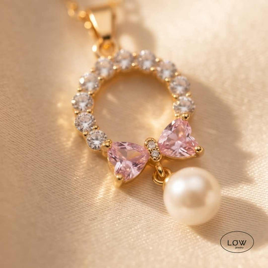Rosalie Pearl Bow Necklace Gold fra LØW Jewelry halssmykke