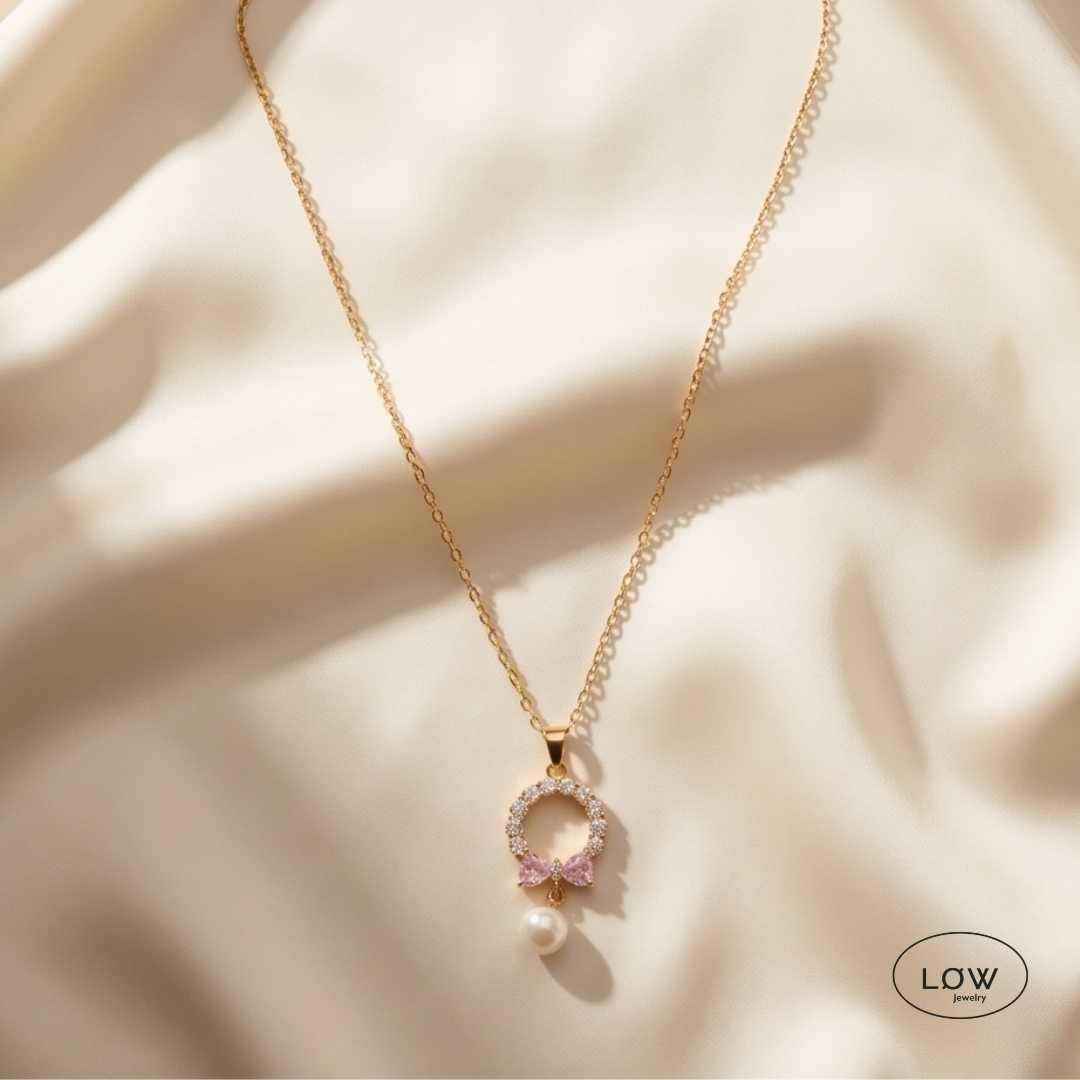Rosalie Pearl Bow Necklace Gold fra LØW Jewelry halssmykke