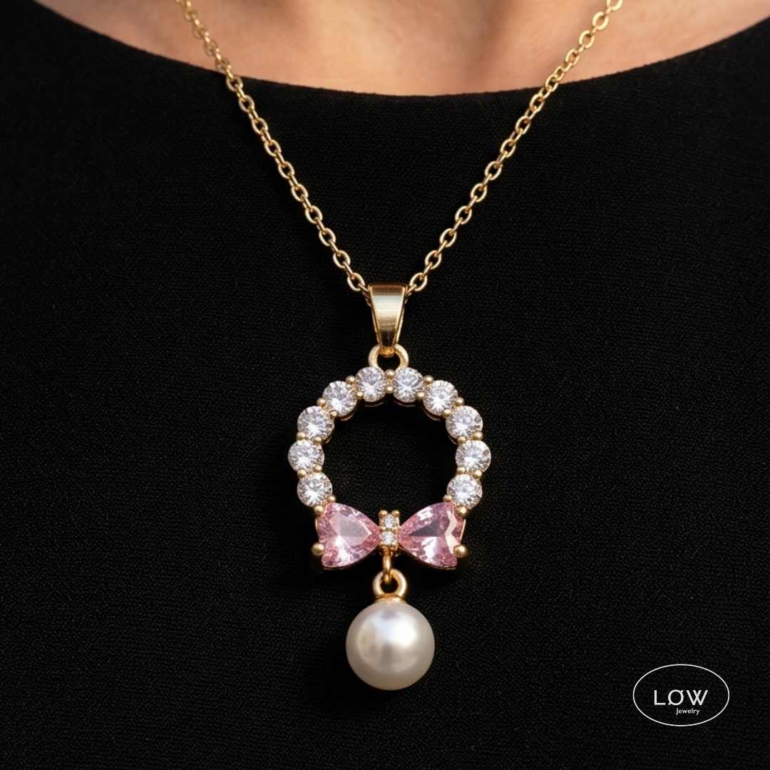Rosalie Pearl Bow Necklace Gold fra LØW Jewelry halssmykke