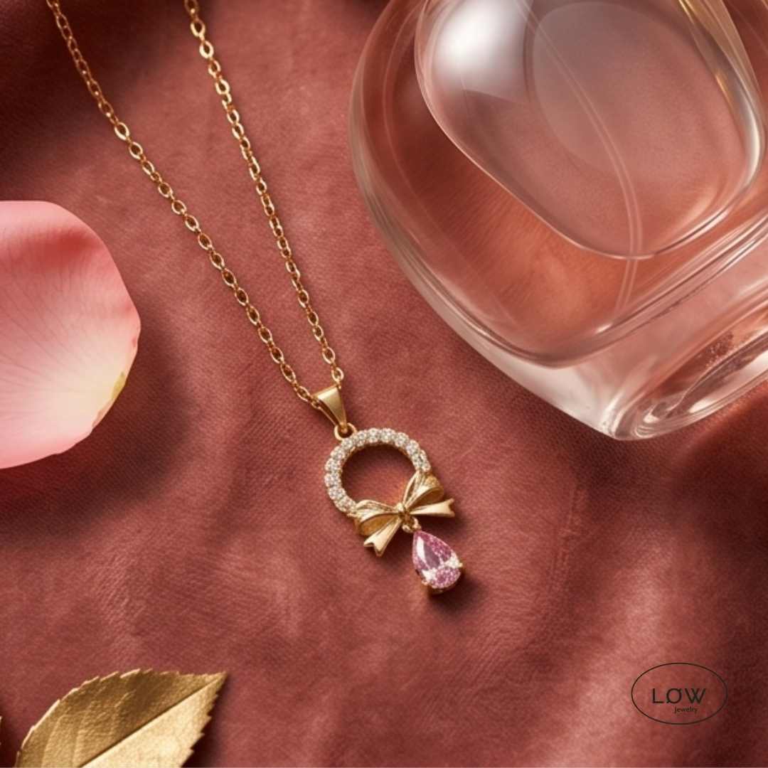 Roselle Bow Drop Necklace Gold fra LØW Jewelry halssmykke