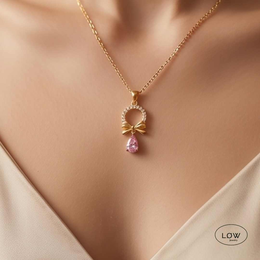 Roselle Bow Drop Necklace Gold fra LØW Jewelry halssmykke