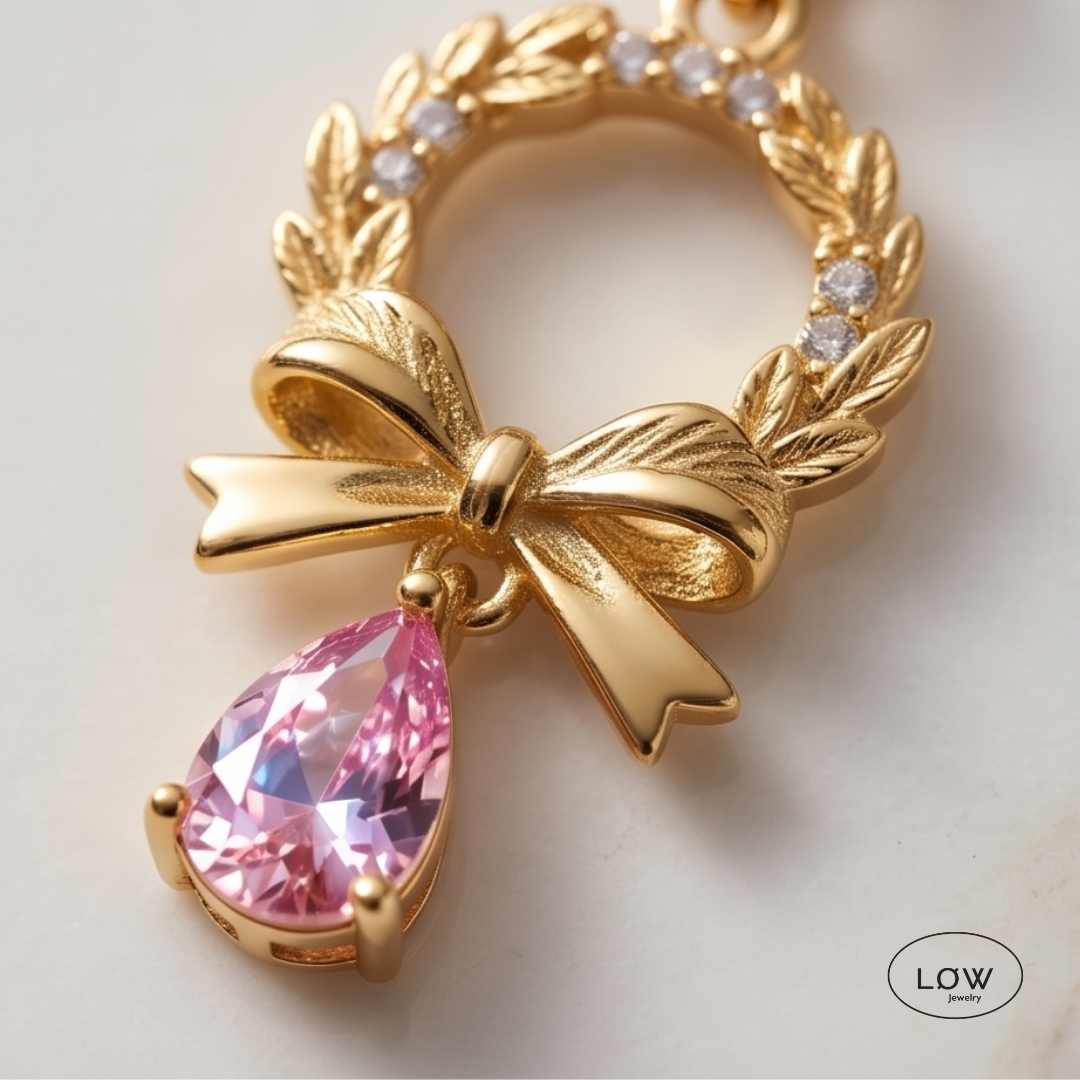 Roselle Bow Drop Necklace Gold fra LØW Jewelry halssmykke