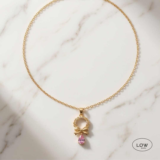 Roselle Bow Drop Necklace Gold fra LØW Jewelry halssmykke