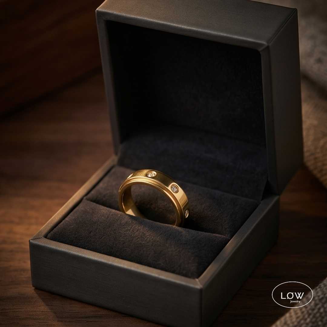 Gold Orbit Stress Ring, firdgetspinner strassring som spinner rundt med zircon stener LØW Jewelry
