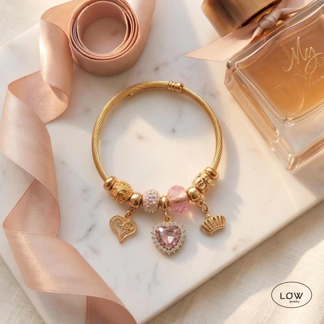 Royal Heart Charm Bracelet Gold fra LØW Jewelry ferdig fylt charms arbånd
