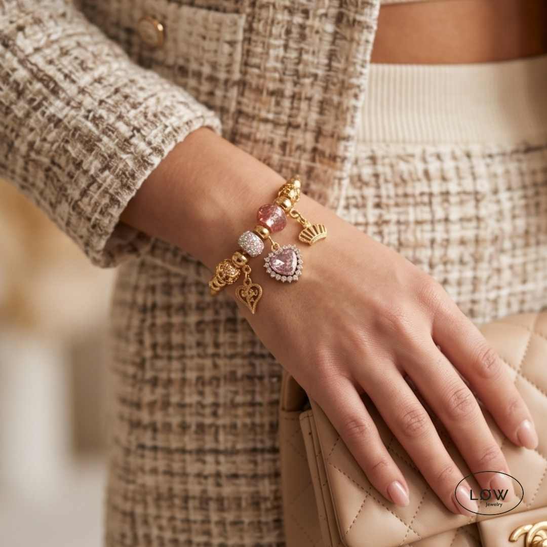 Royal Heart Charm Bracelet Gold fra LØW Jewelry ferdig fylt charms arbånd