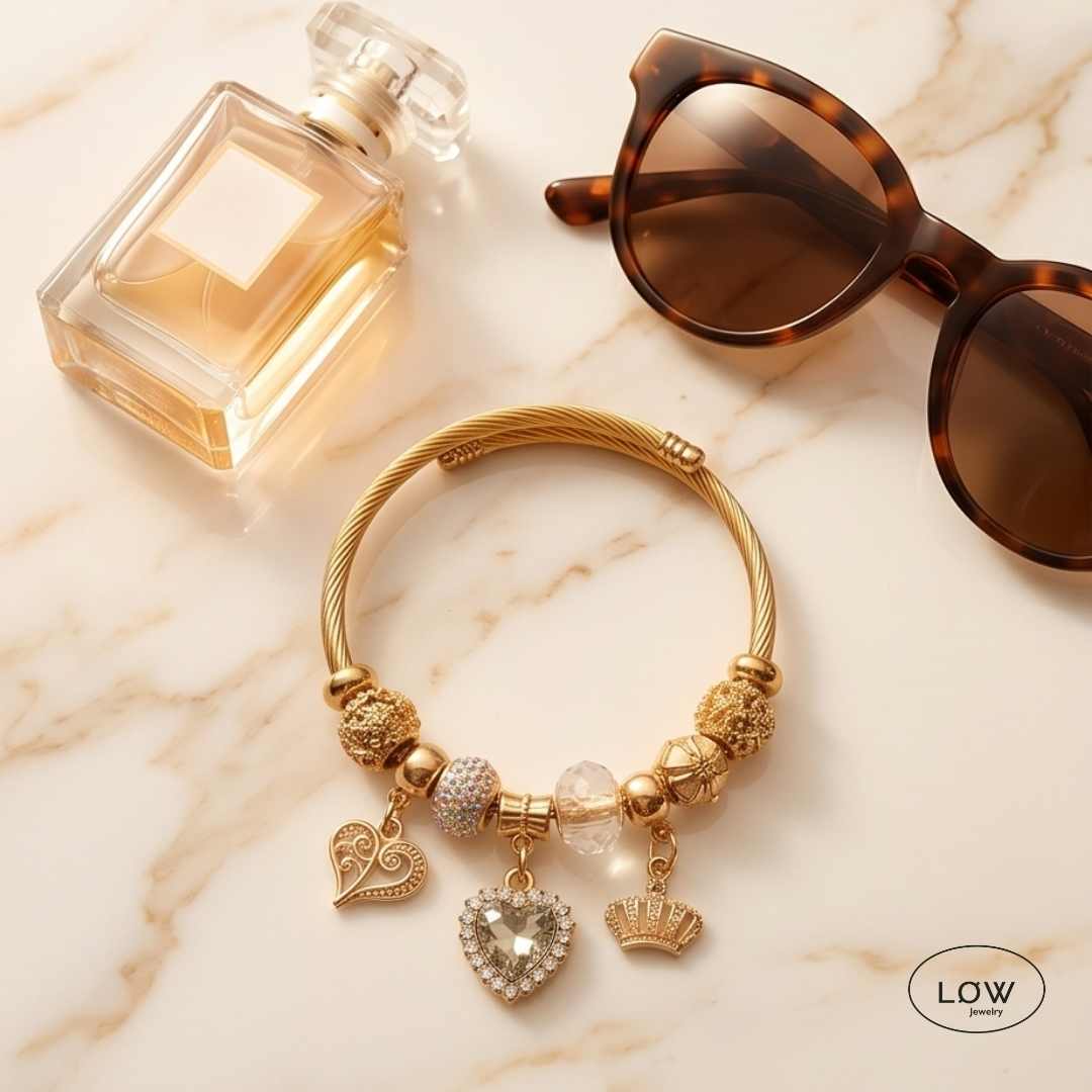 Royal Heart Charm Bracelet Gold fra LØW Jewelry ferdig fylt charms arbånd