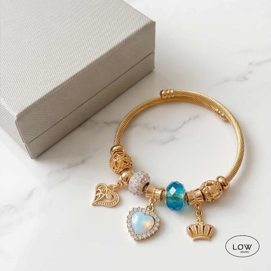 Royal Heart Charm Bracelet Gold fra LØW Jewelry ferdig fylt charms arbånd