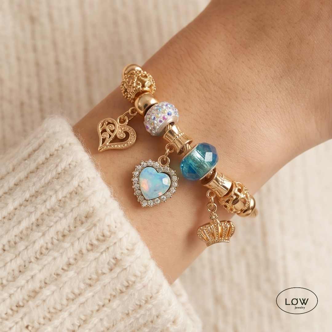 Royal Heart Charm Bracelet Gold fra LØW Jewelry ferdig fylt charms arbånd