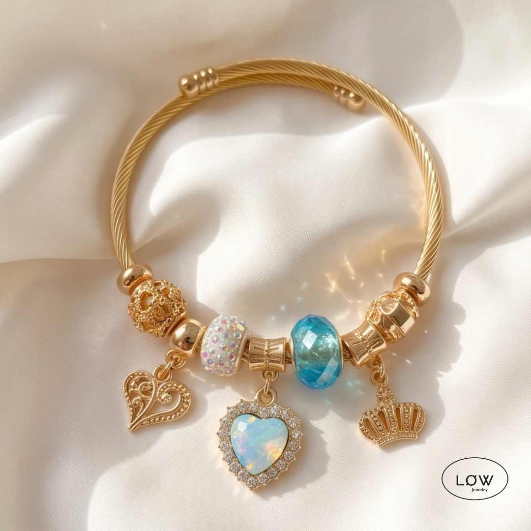 Royal Heart Charm Bracelet Gold fra LØW Jewelry ferdig fylt charms arbånd