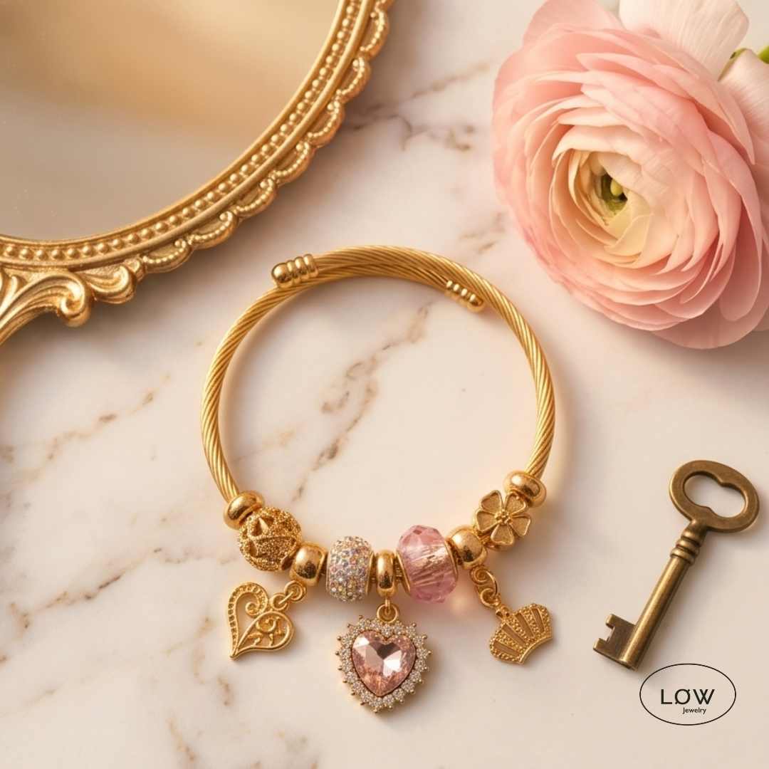 Royal Heart Charm Bracelet Gold fra LØW Jewelry ferdig fylt charms arbånd