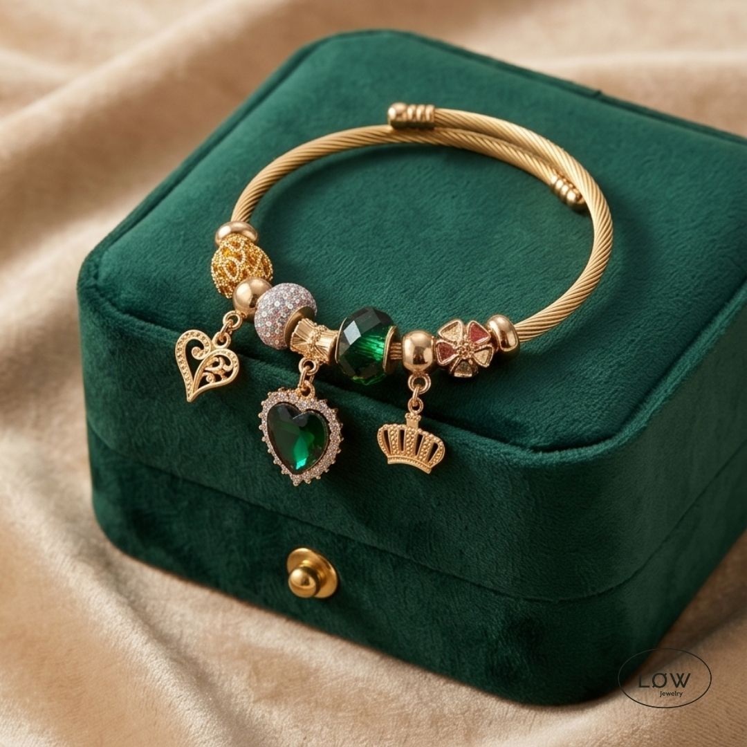 Royal Heart Charm Bracelet Gold fra LØW Jewelry ferdig fylt charms arbånd