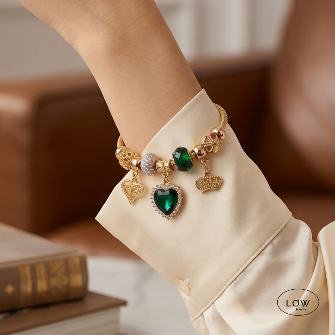Royal Heart Charm Bracelet Gold fra LØW Jewelry ferdig fylt charms arbånd