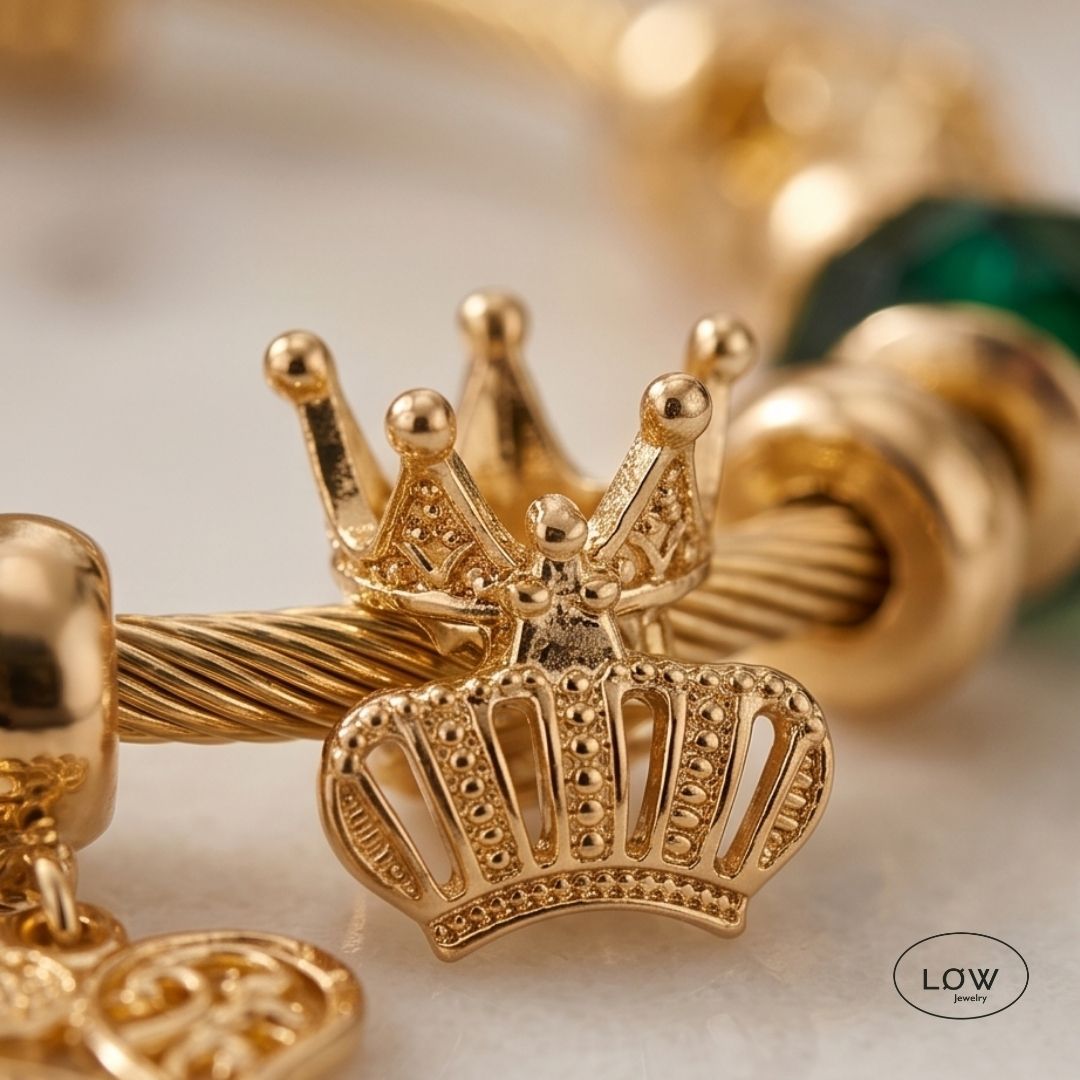 Royal Heart Charm Bracelet Gold fra LØW Jewelry ferdig fylt charms arbånd