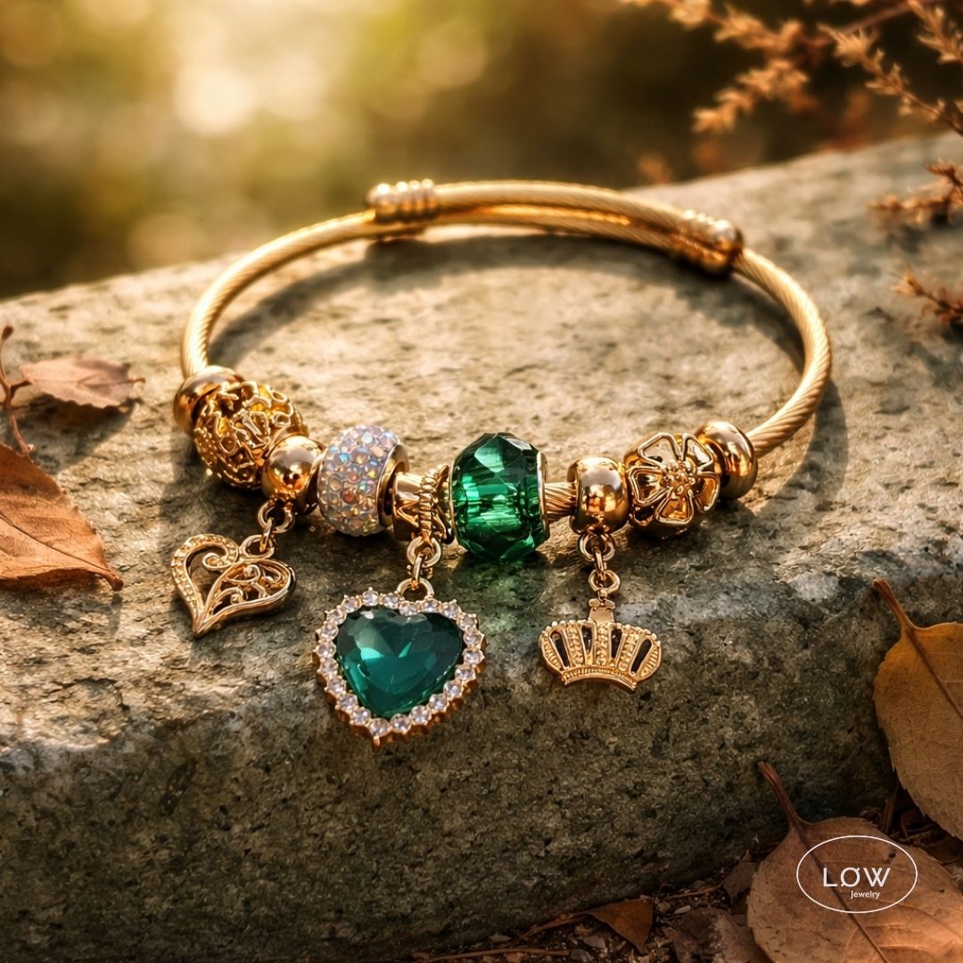 Royal Heart Charm Bracelet Gold fra LØW Jewelry ferdig fylt charms arbånd