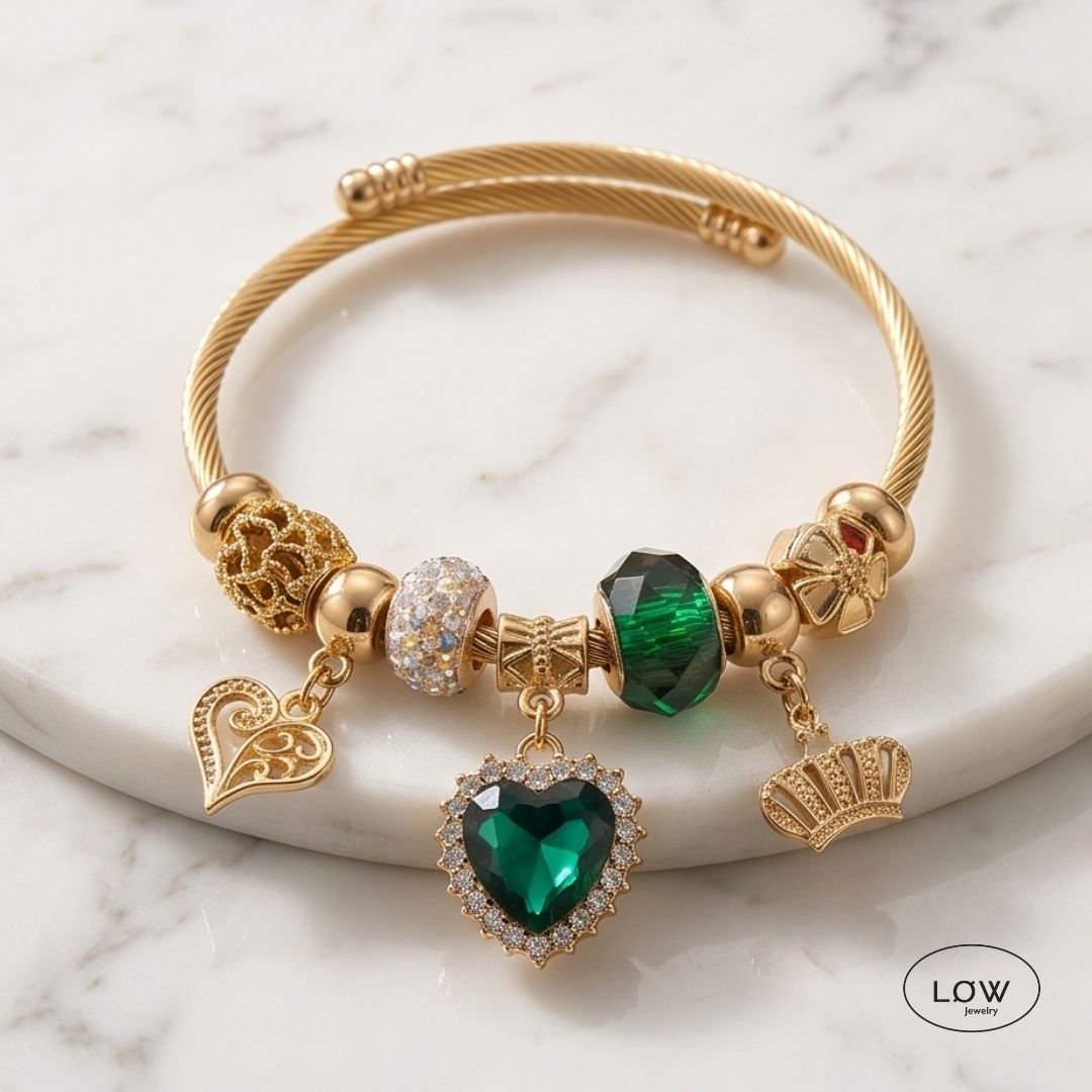 Royal Heart Charm Bracelet Gold fra LØW Jewelry ferdig fylt charms arbånd