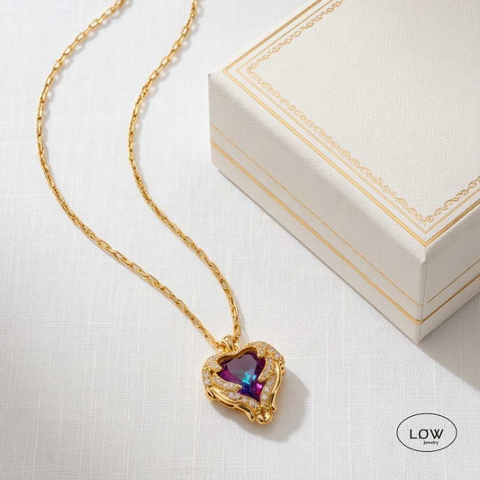 Saturn Heart Wings Necklace Gold fra LØW Jewelry halssmyke