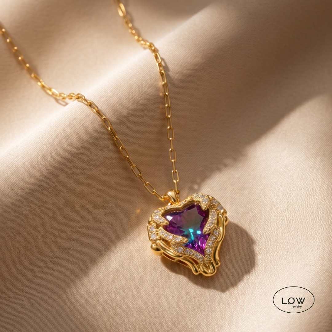 Saturn Heart Wings Necklace Gold fra LØW Jewelry halssmyke