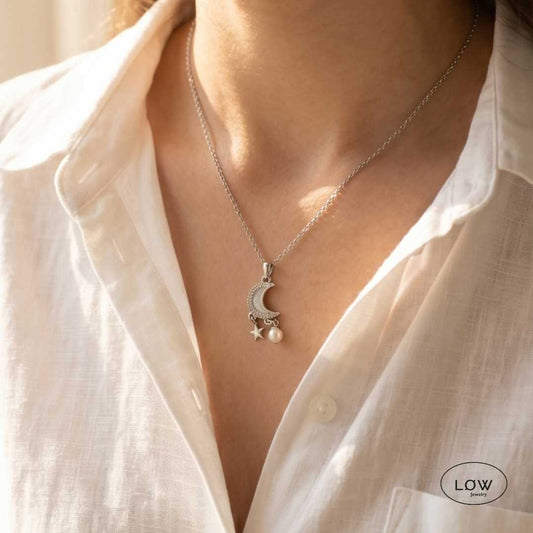 Selene Moon Pearl Necklace Silver fra LØW Jewelry halssmykke