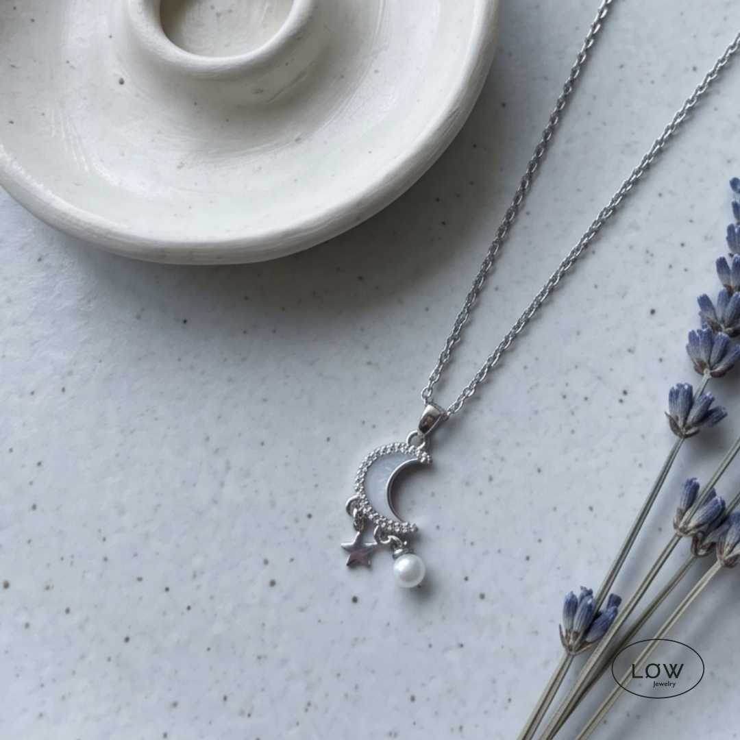 Selene Moon Pearl Necklace Silver fra LØW Jewelry halssmykke