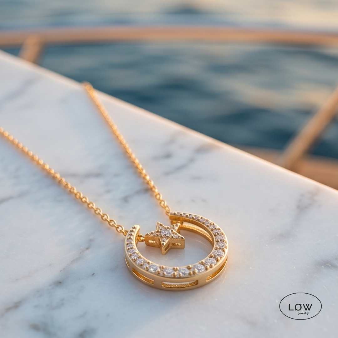 Selene Moon Star Necklace Gold | Måne halskjede dame