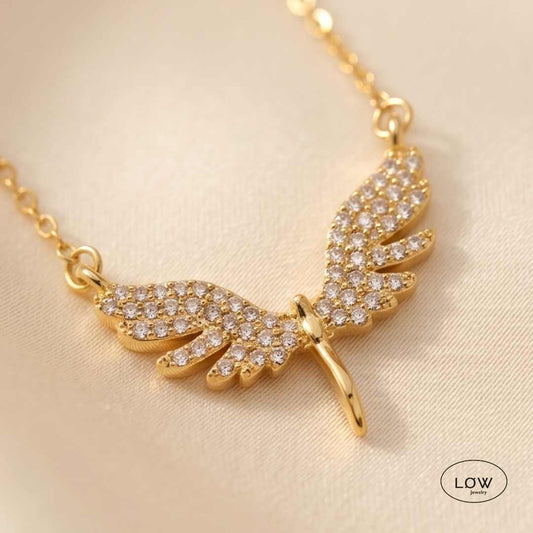 Seraphina Angel Necklace Gold fra LØW Jewelry Halssmykke med engel