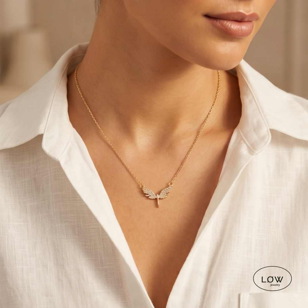 Seraphina Angel Necklace Gold fra LØW Jewelry Halssmykke med engel