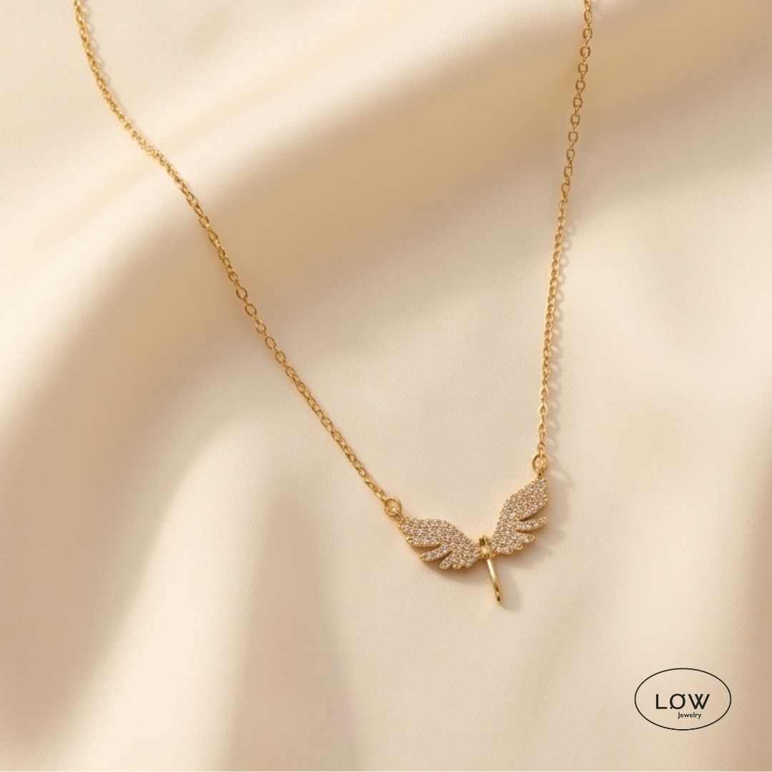 Seraphina Angel Necklace Gold fra LØW Jewelry Halssmykke med engel