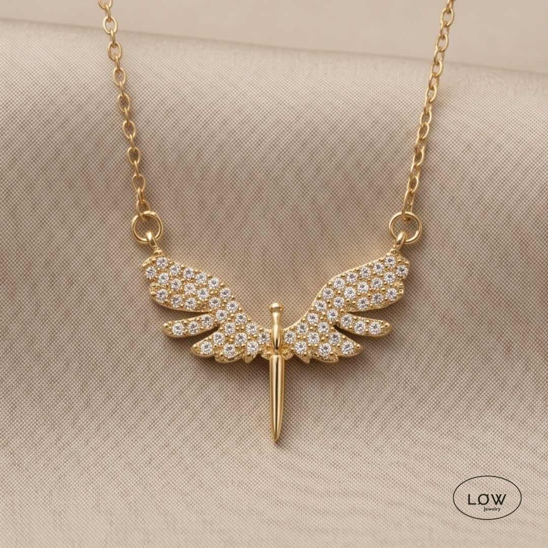 Seraphina Angel Necklace Gold fra LØW Jewelry Halssmykke med engel