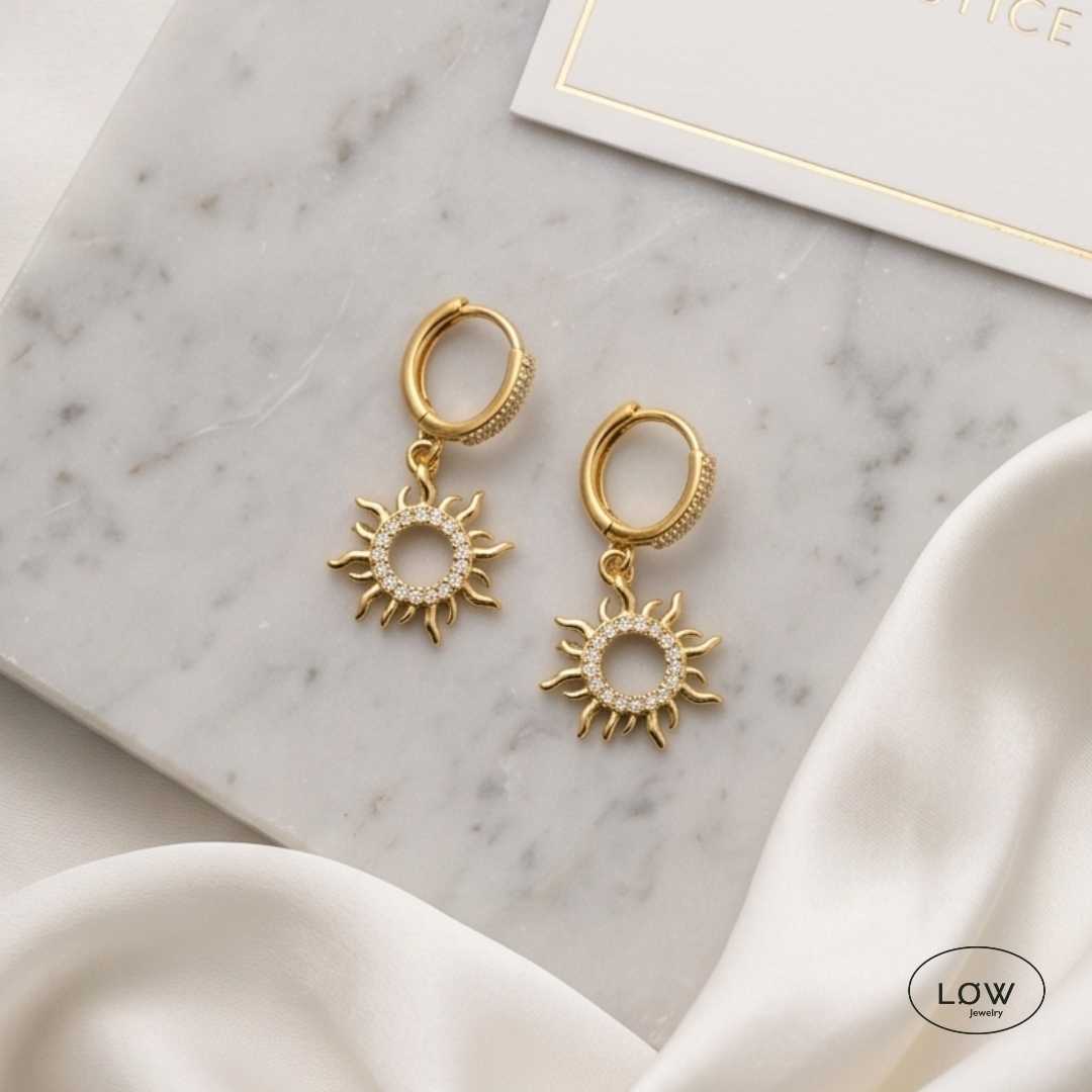 Solara Sun Charm Hoop Earrings Gold fra LØW Jewelry ørering